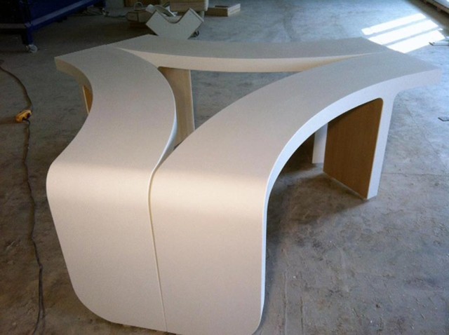 Table design en corian – aménagement salon – intérieur résidentiel